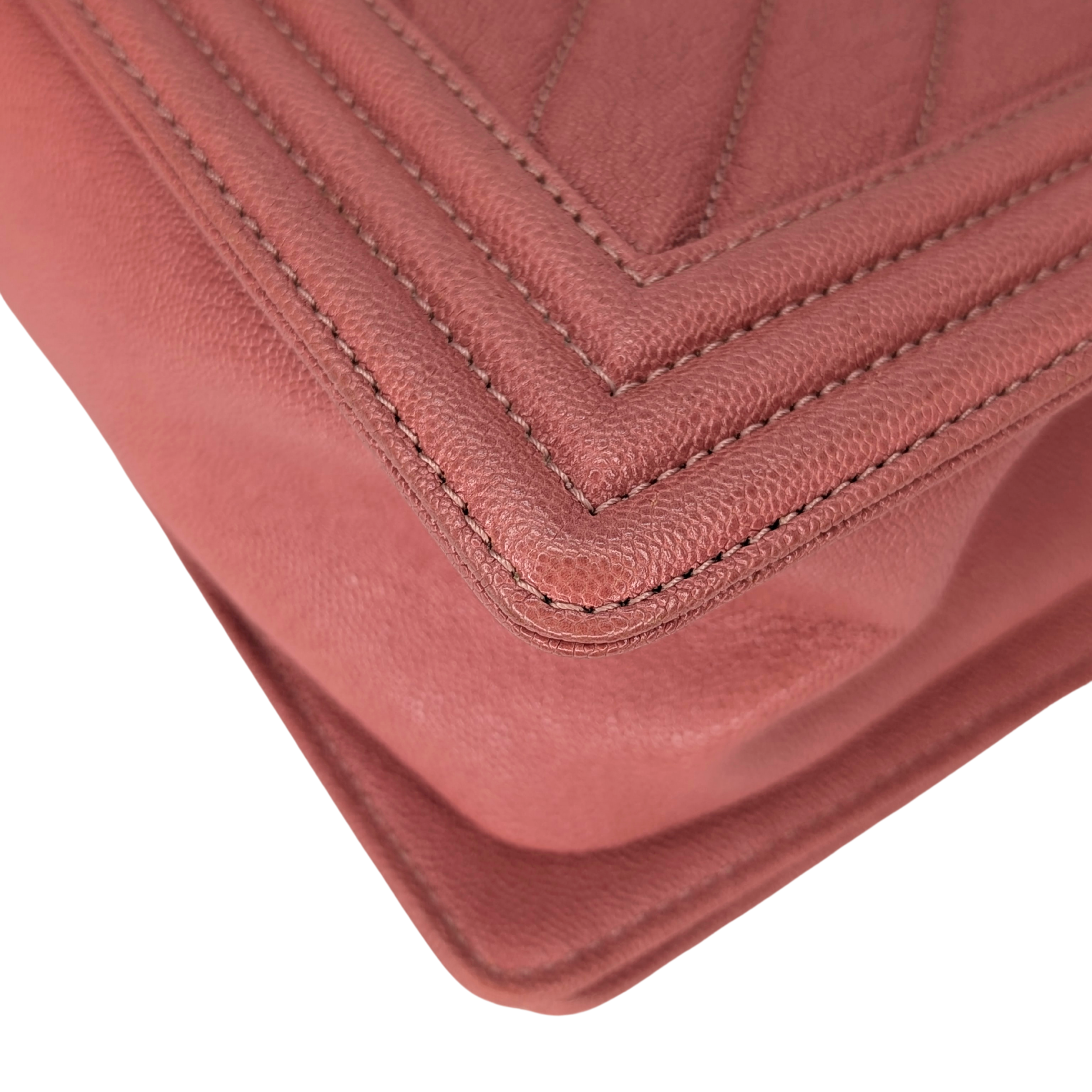شانيل كافيار شيفرون مبطن متوسط بوي فلاب وردي