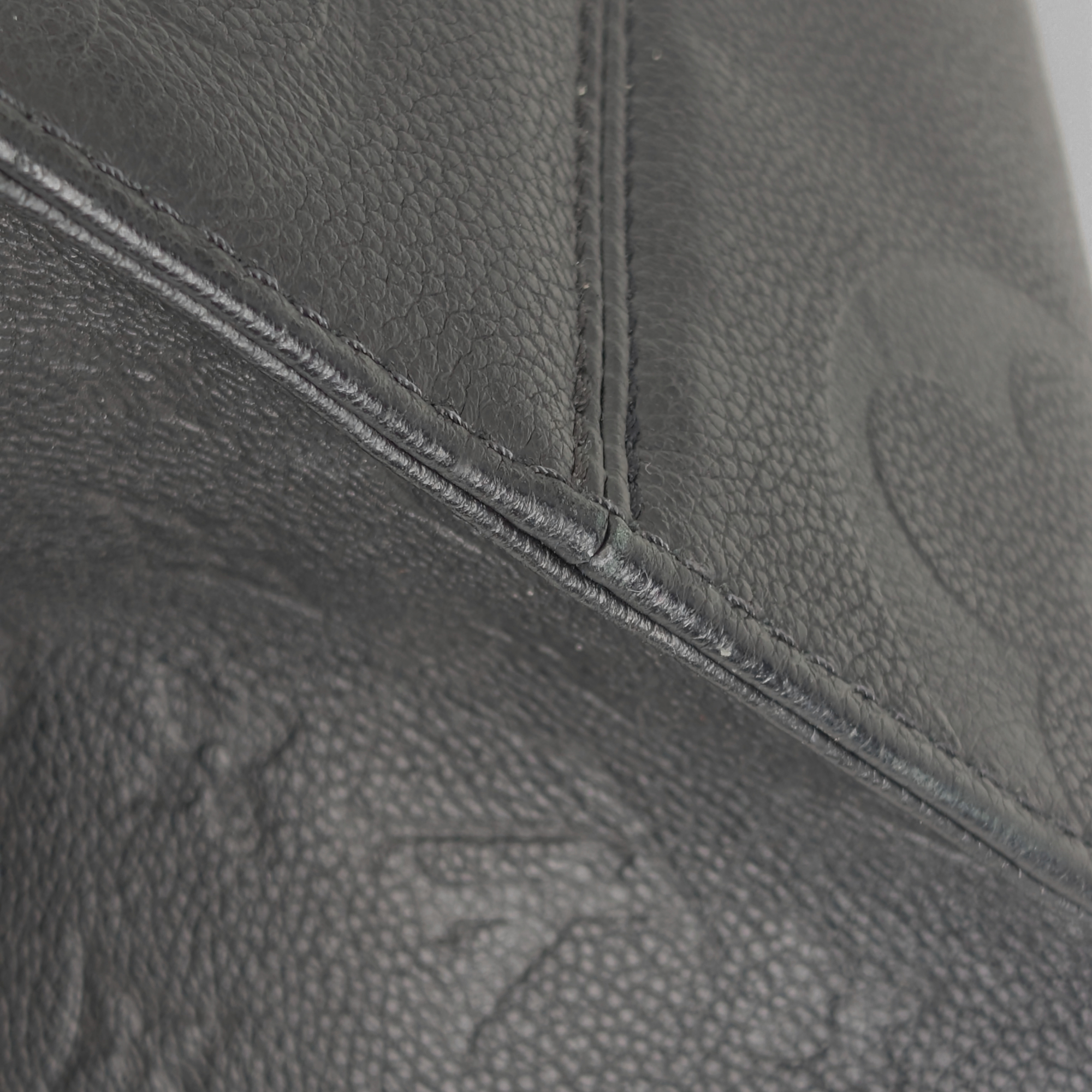 Louis Vuitton Onthego MM جلد أمبرينت أسود