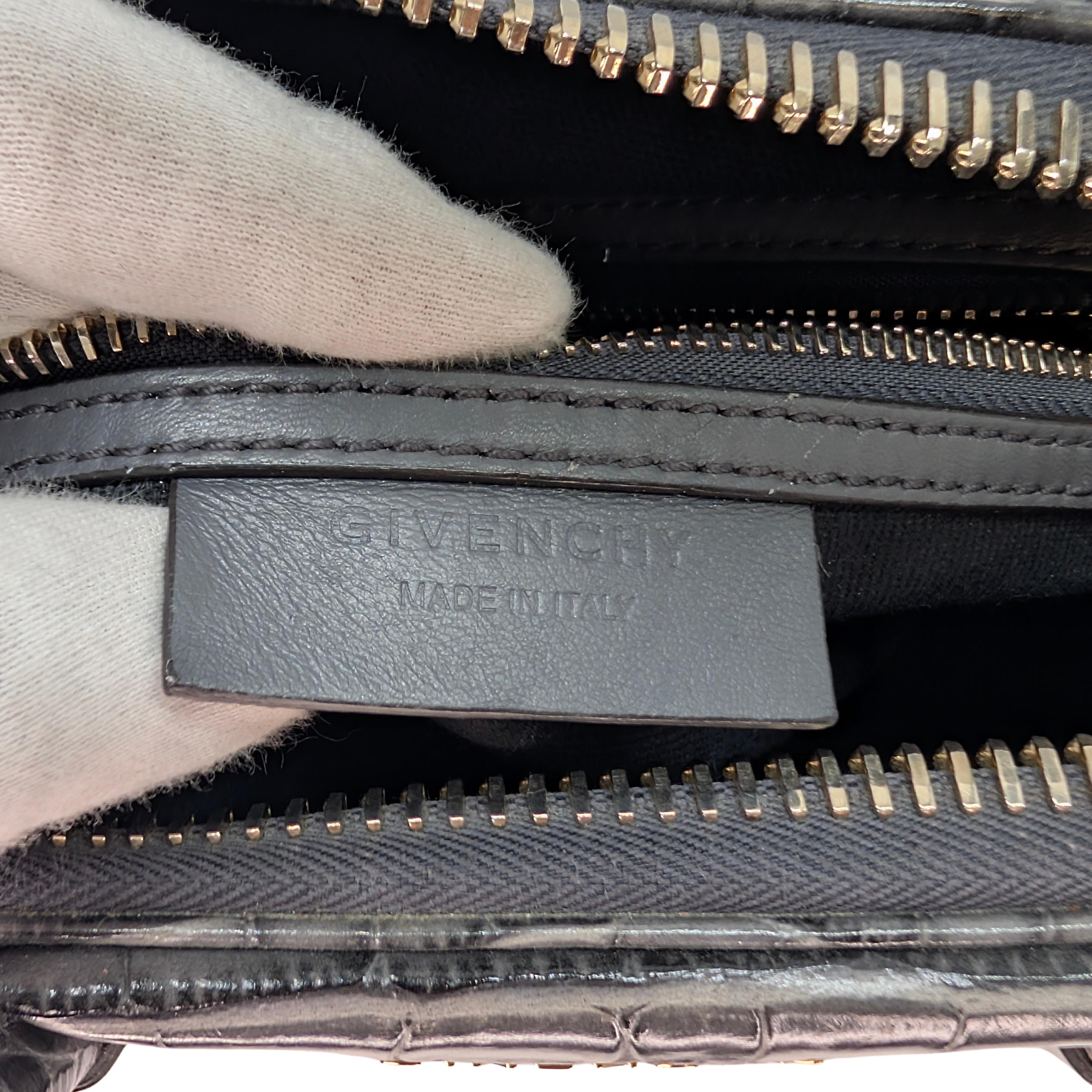 حقيبة Antigona الصغيرة من Givenchy بنقشة جلد التمساح الأسود باللون الرمادي ستورم