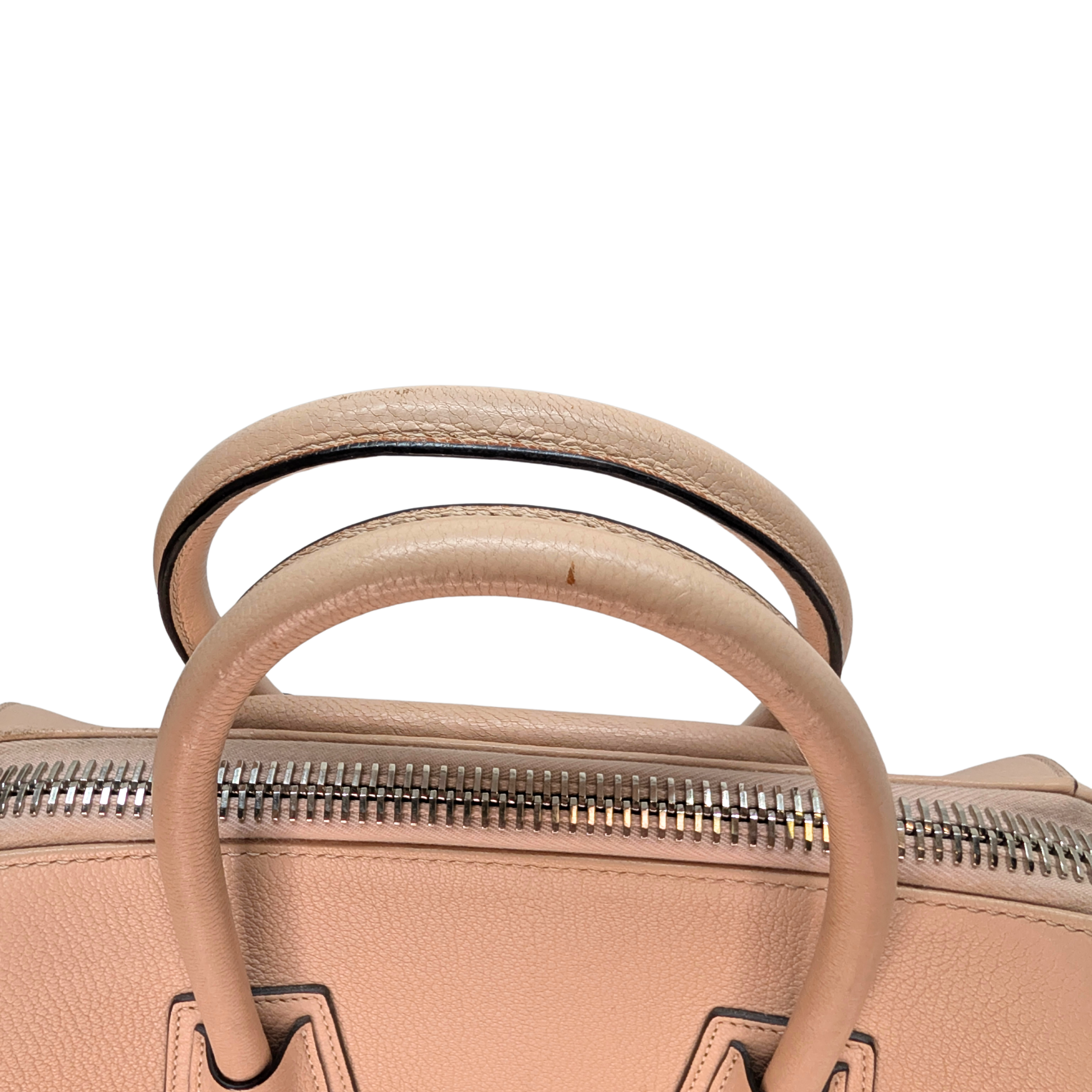 حقيبة جيفنشي أنتيغونا متوسطة الحجم باللون البيج
