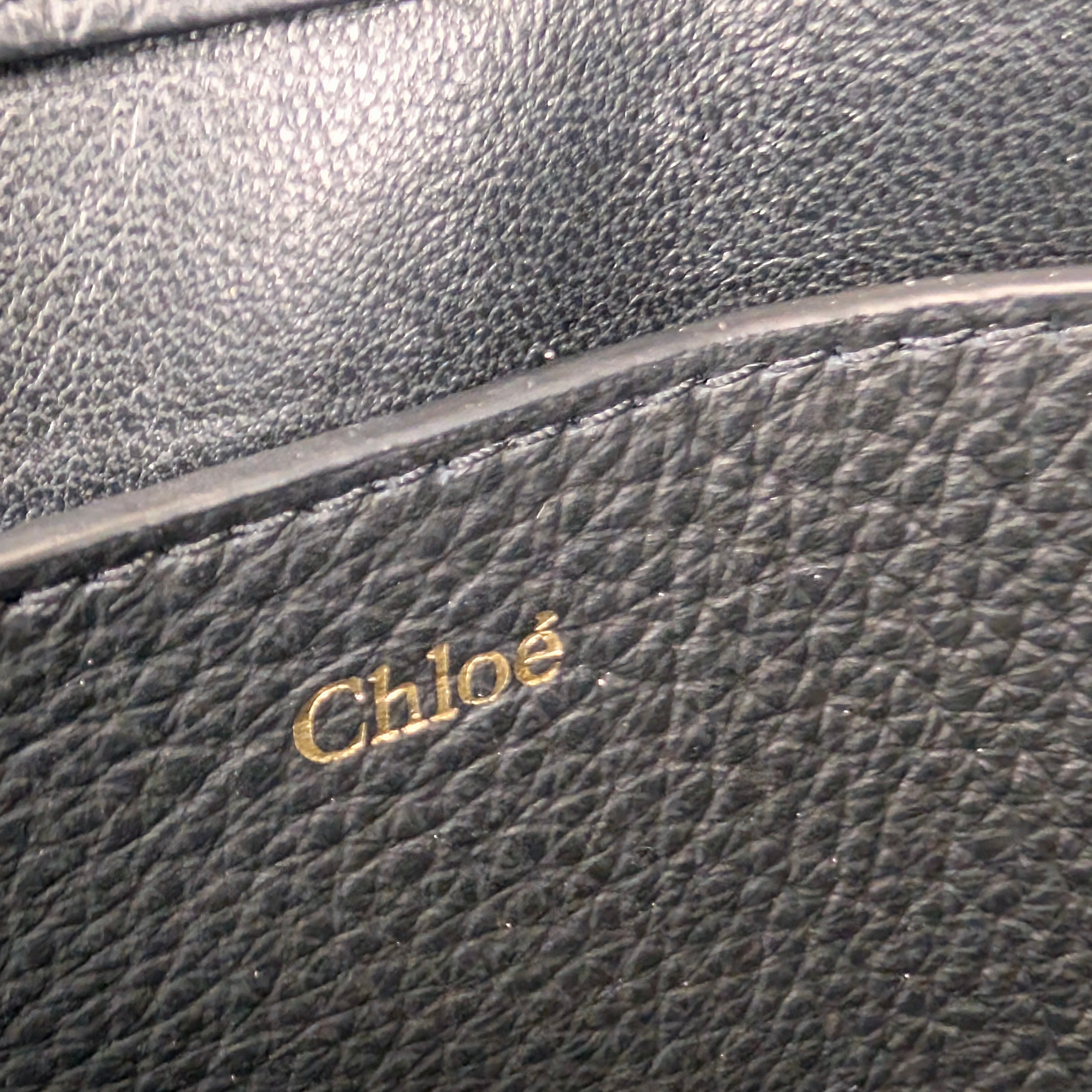 حقيبة كلاتش جلد سوداء بسلسلة بحروف Chloé