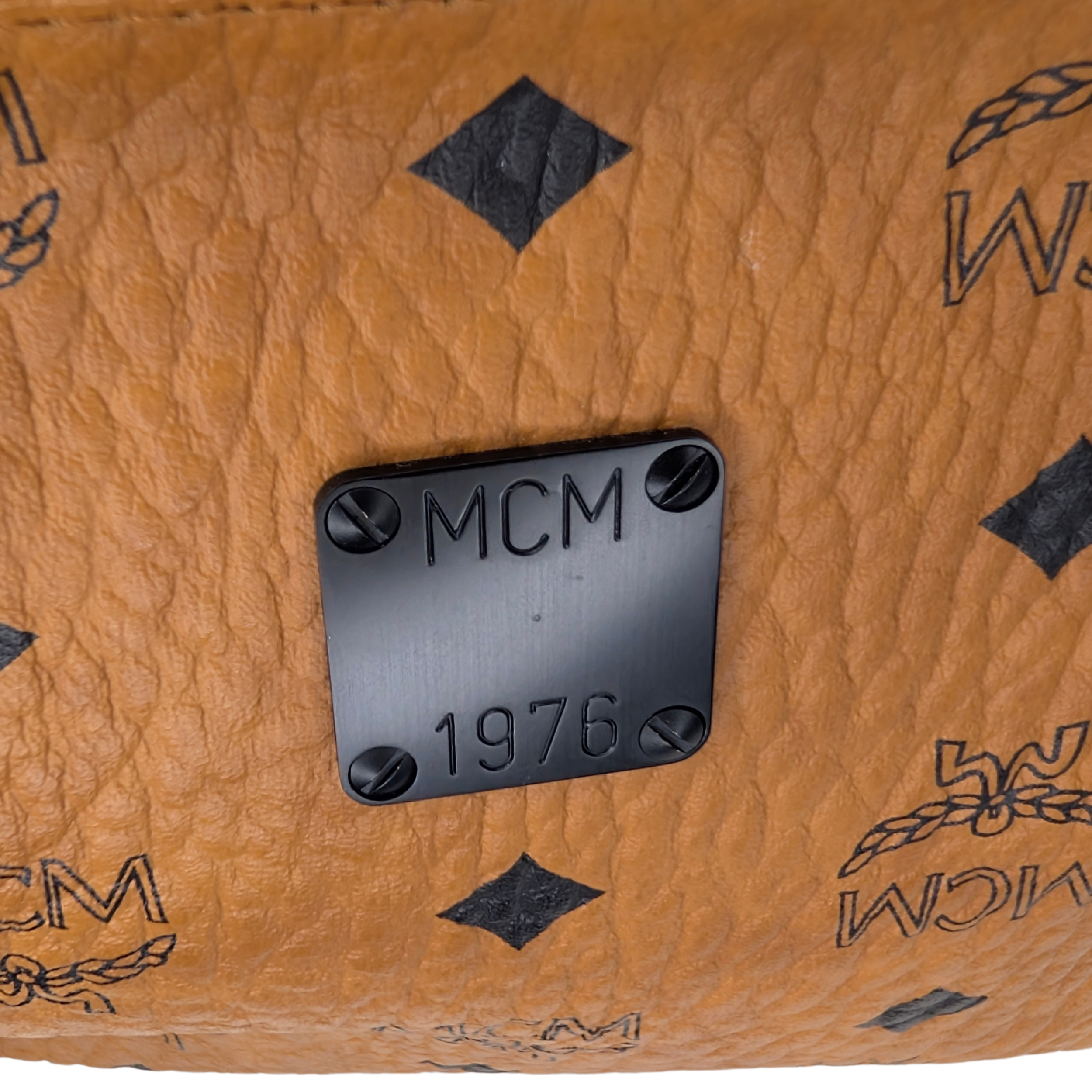 حقيبة كروس مربعة MCM 1976