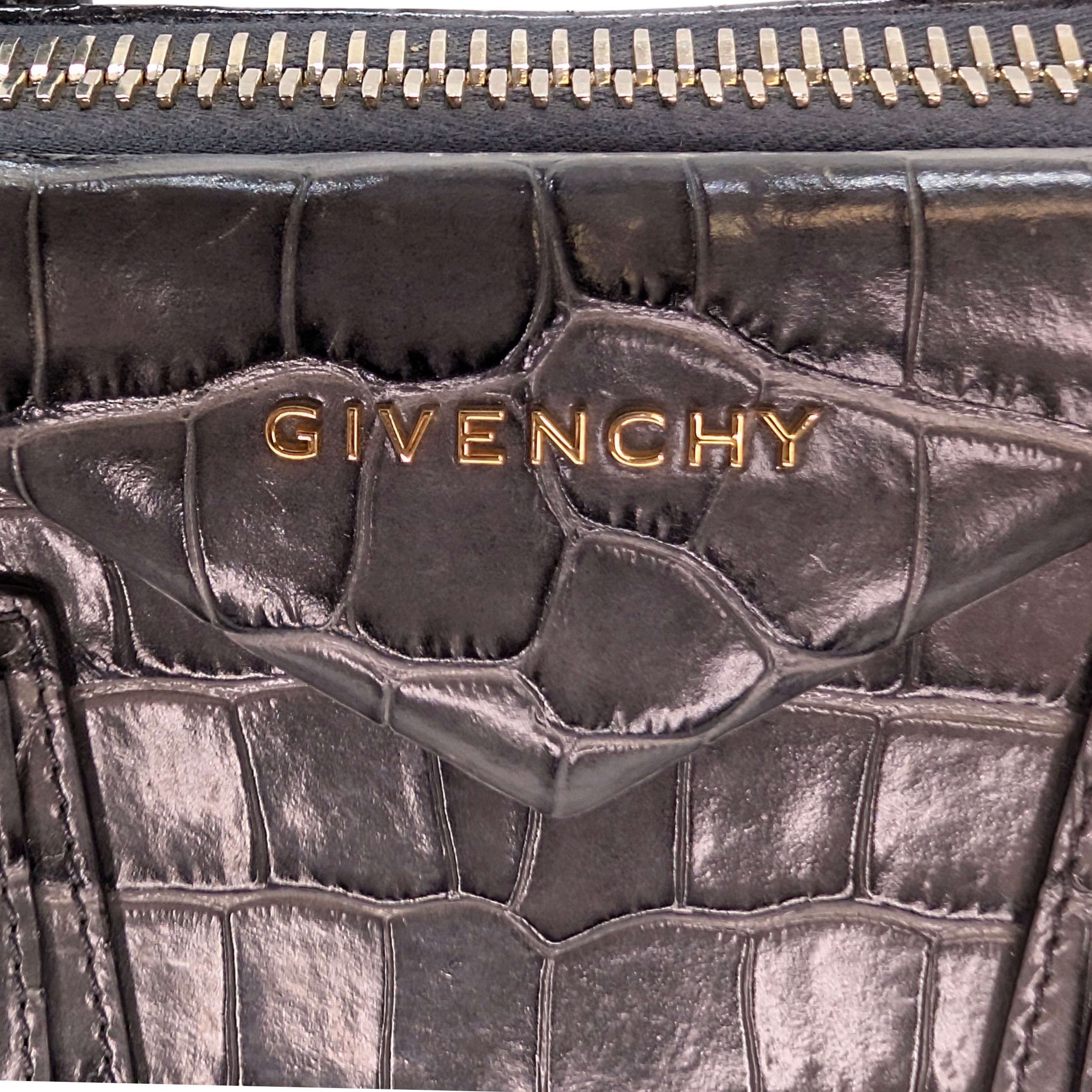 حقيبة Antigona الصغيرة من Givenchy بنقشة جلد التمساح الأسود باللون الرمادي ستورم