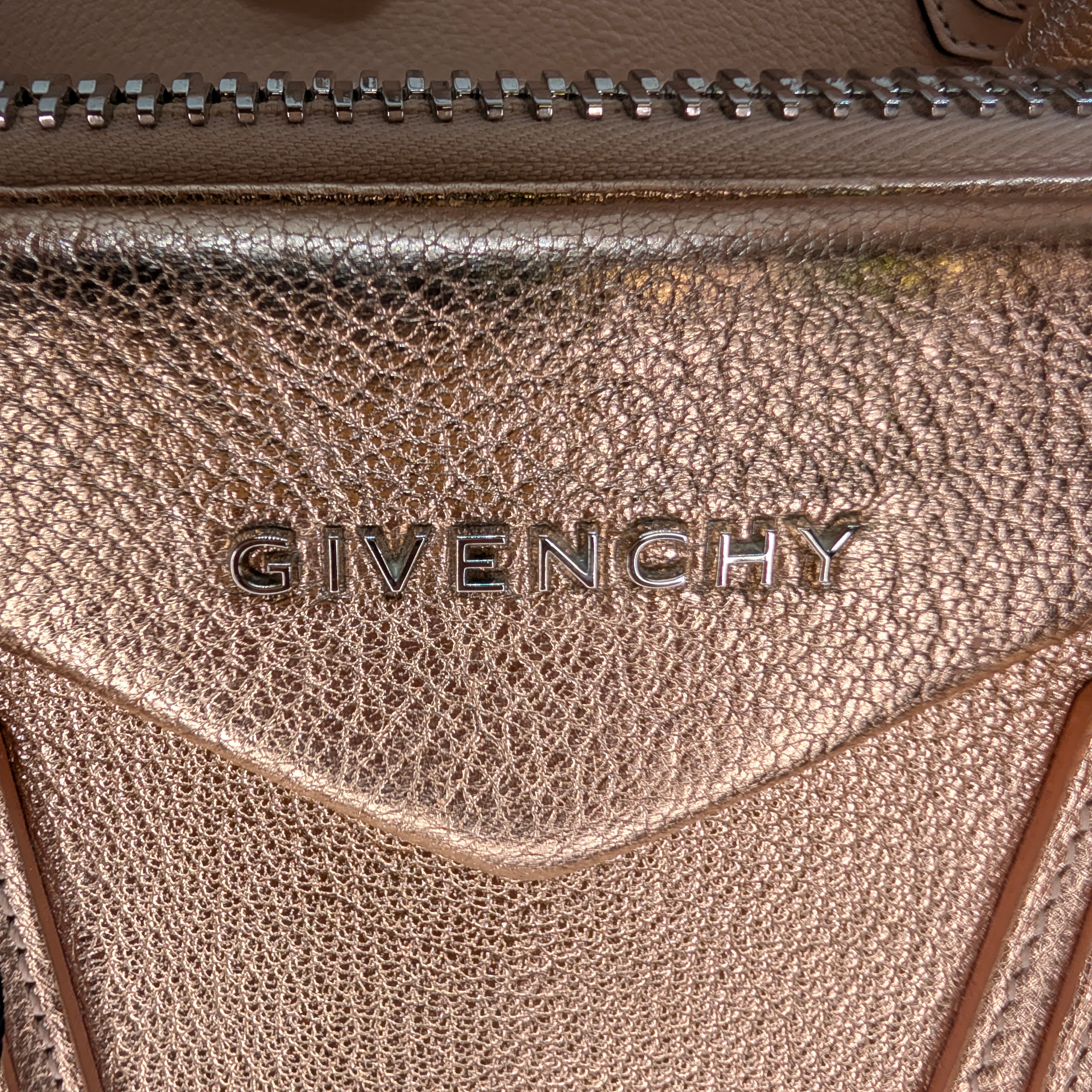 حقيبة Givenchy Antigona الصغيرة من جلد الماعز السكري باللون الوردي الميتاليك