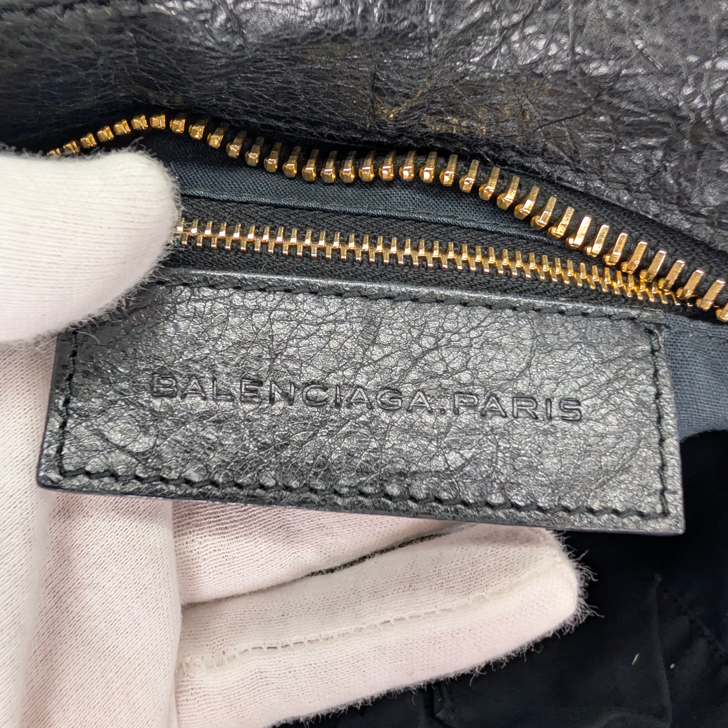 حقيبة بالنسياغا لو سيتي الكبيرة، إكسسوارات ذهبية، سوداء