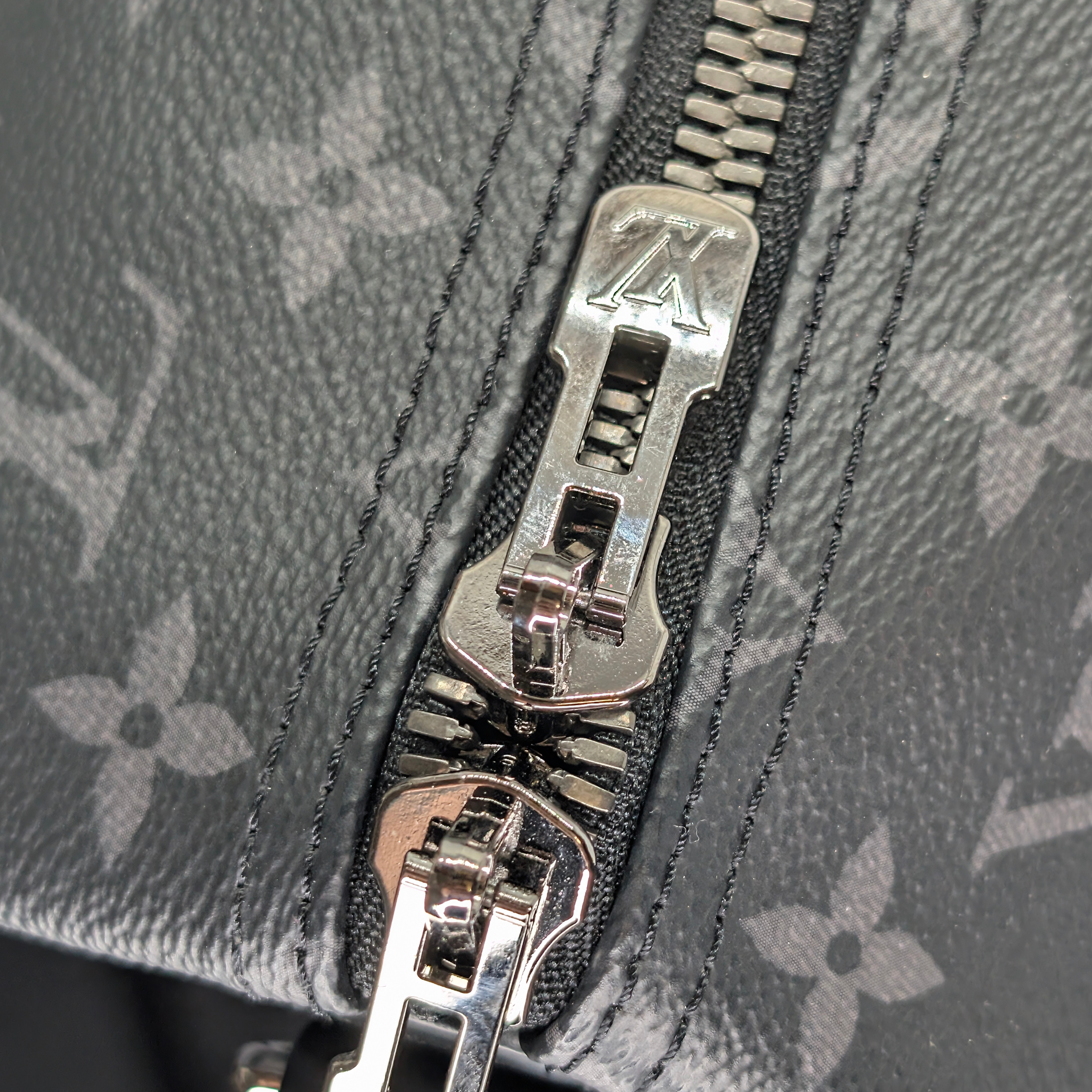 Louis Vuitton Keepall Bandoulière 55 Monogram Eclipse فحمي أسود