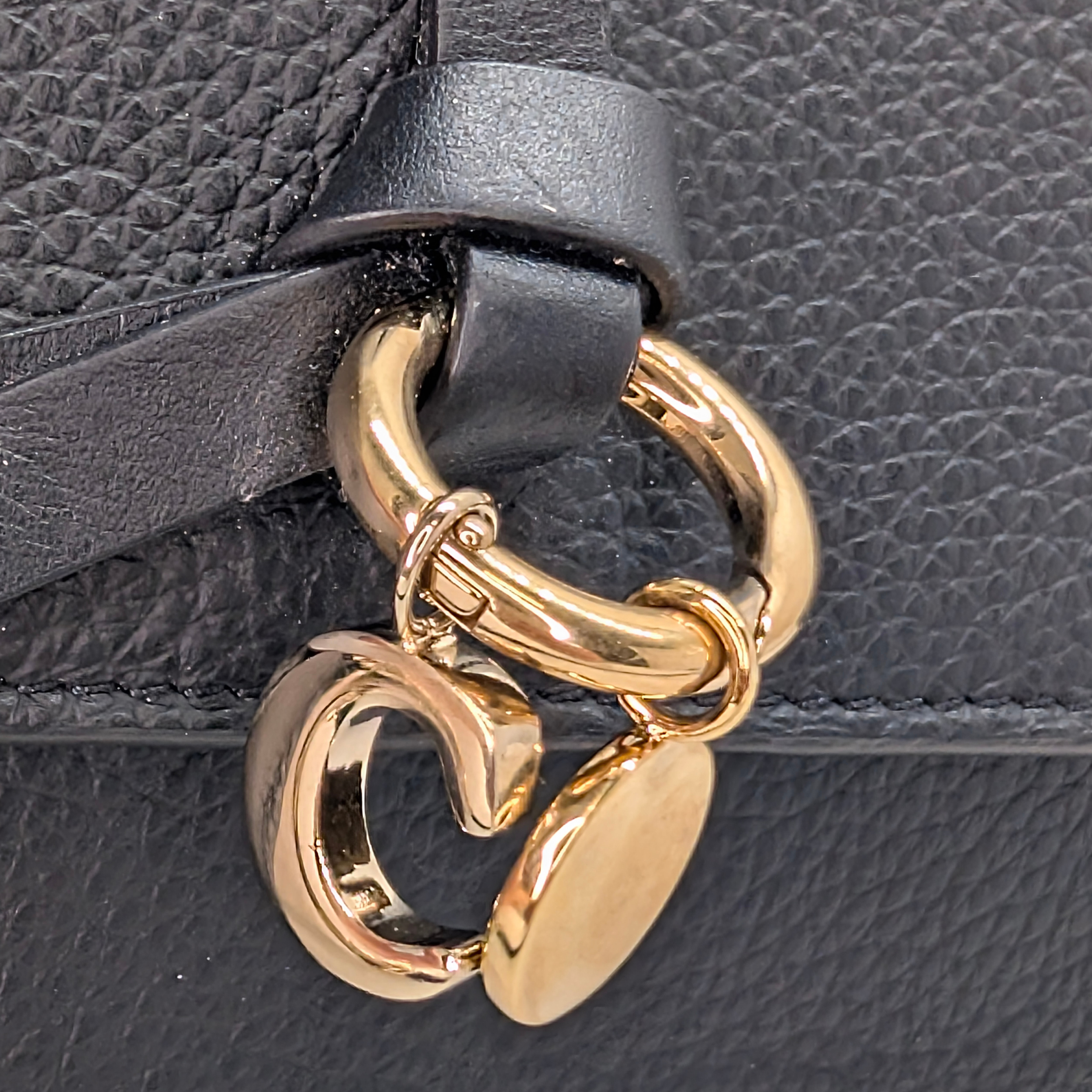 حقيبة كلاتش جلد سوداء بسلسلة بحروف Chloé