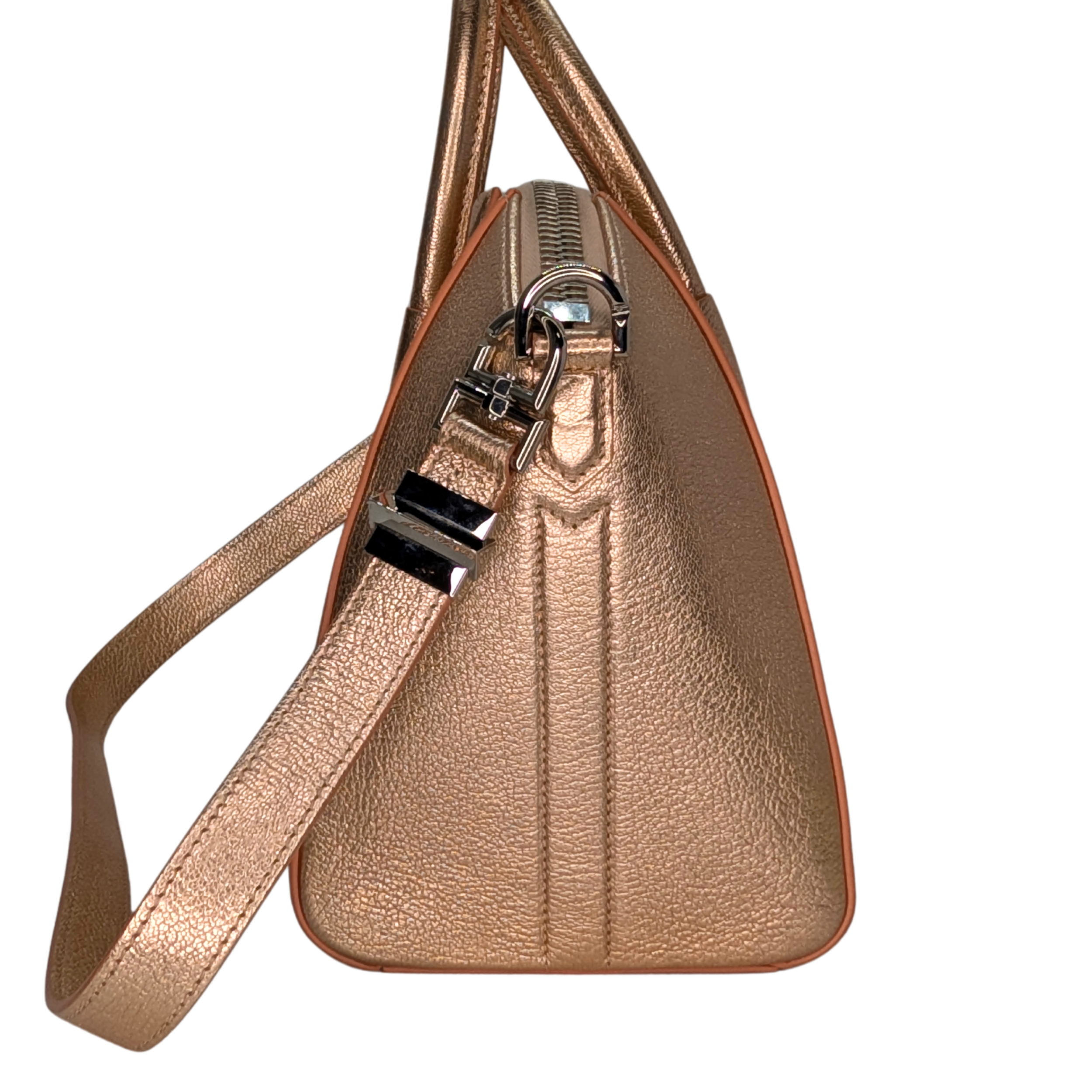 حقيبة Givenchy Antigona الصغيرة من جلد الماعز السكري باللون الوردي الميتاليك