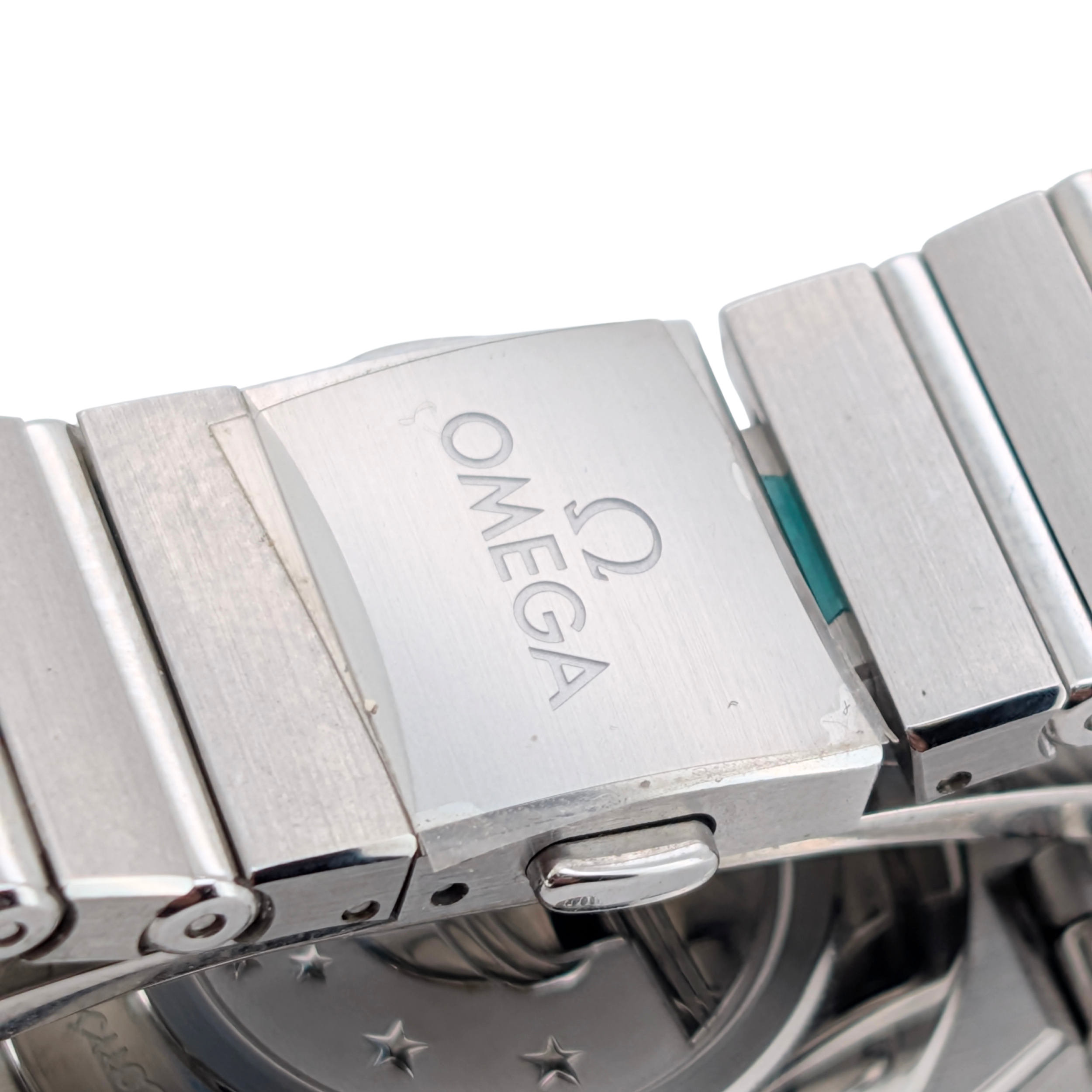 Omega 2022 كونستليشن 28 مم مينا وردي 131.10.28.60.11.001