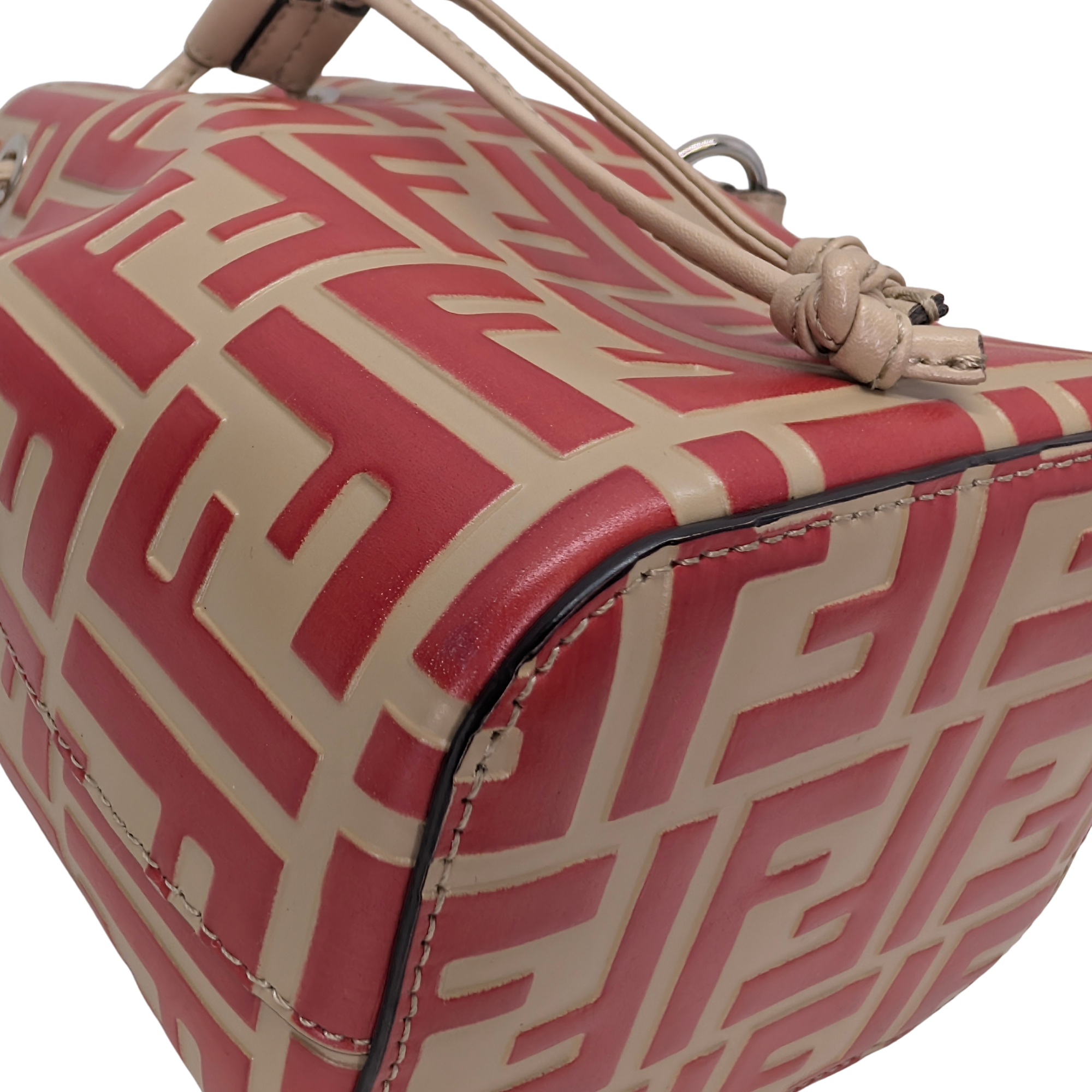 حقيبة دلو مون تريزور من فندي باللون الأحمر