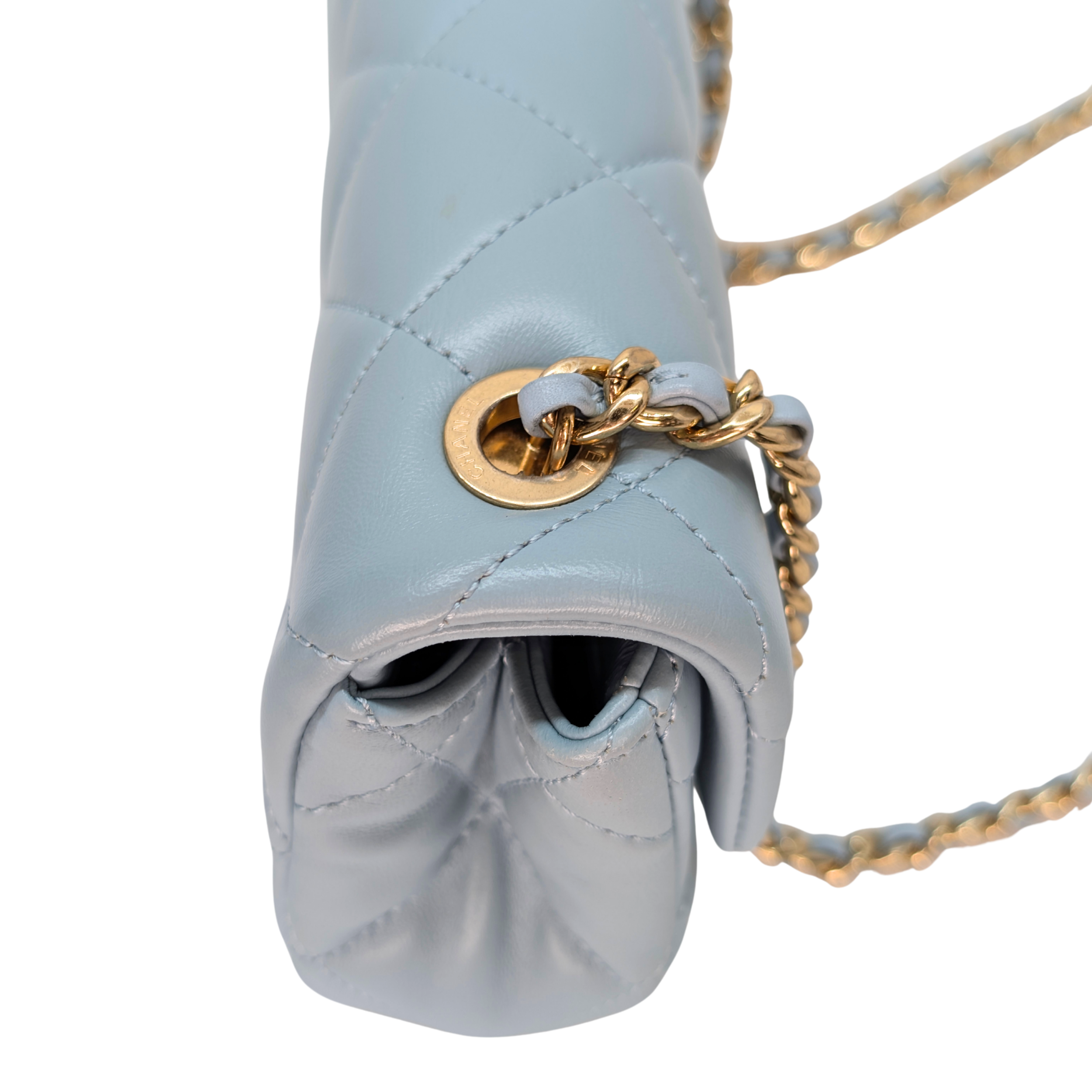 شانيل حقيبة ميني قلاب جلد الغنم المبطّن، أزرق فاتح بودر