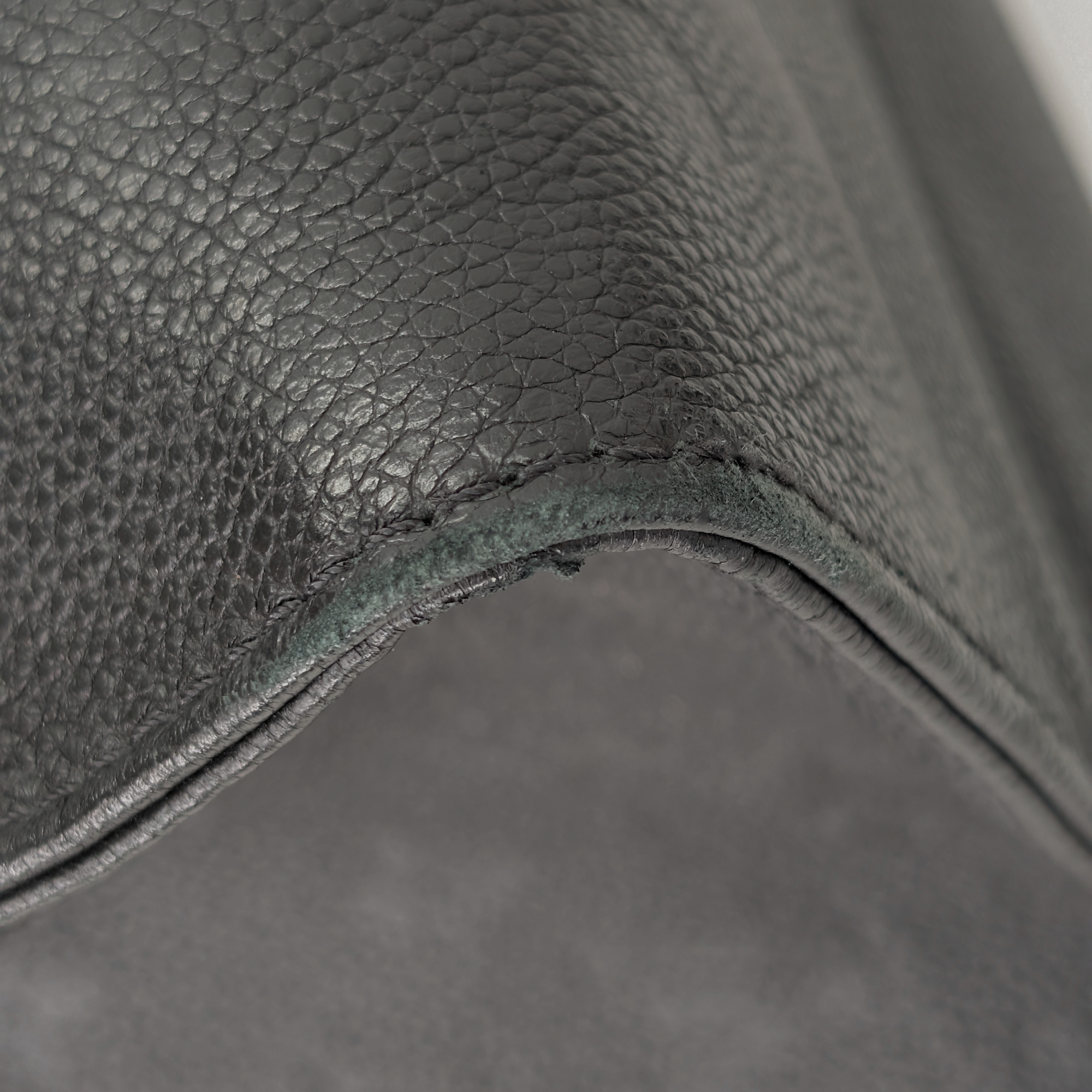 Louis Vuitton Onthego MM جلد أمبرينت أسود