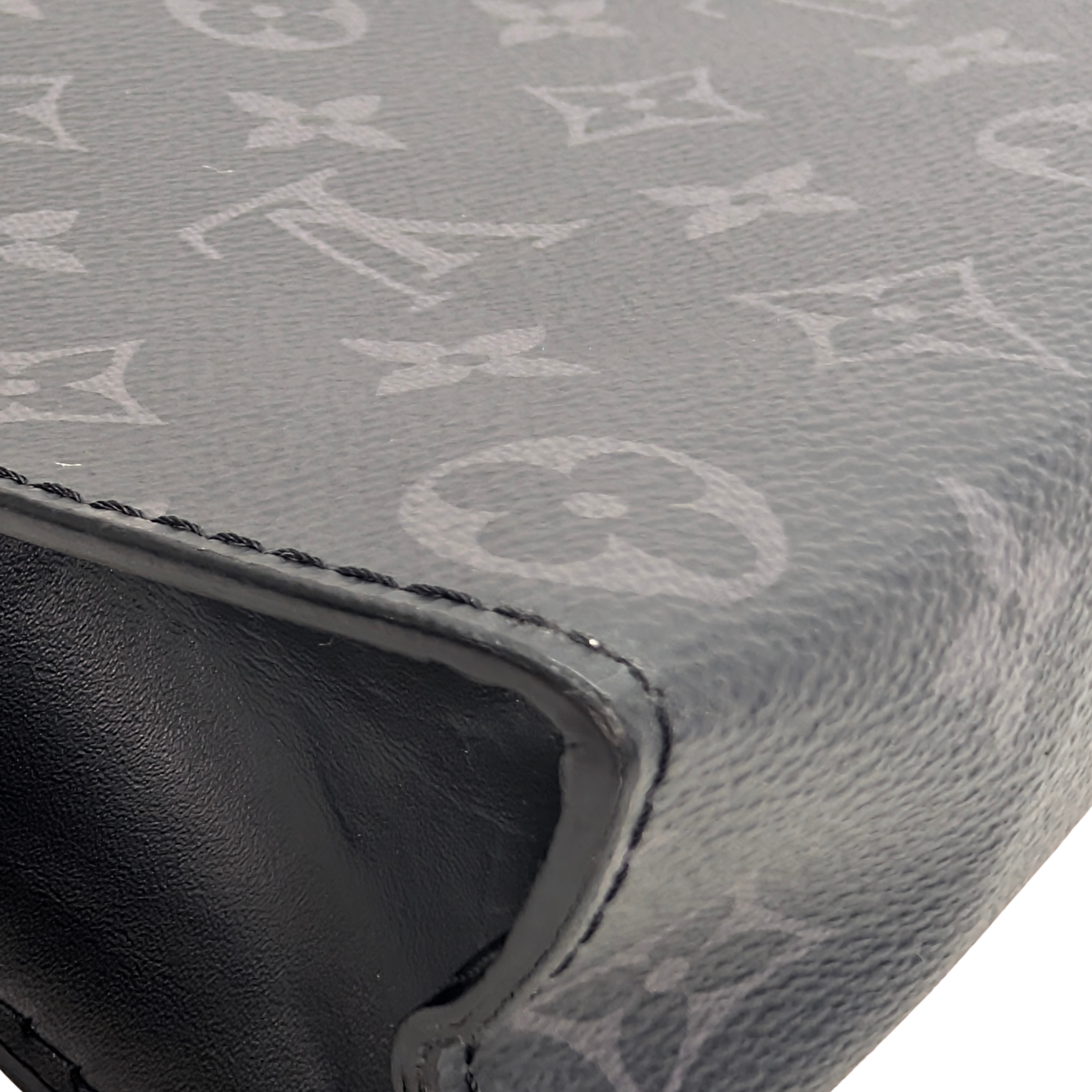 Louis Vuitton Pochette Voyage MM Clutch